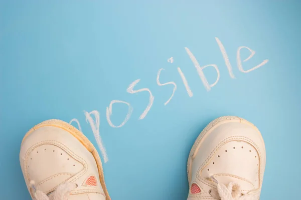 Concepto Ganar Posibilidades Zapatillas Deportivas Sobre Fondo Azul — Foto de Stock