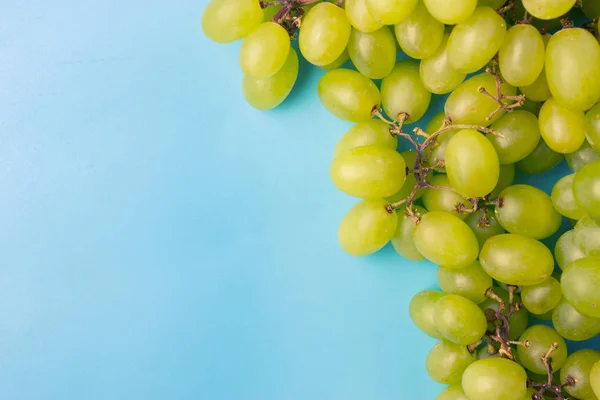 Uva Verde Sobre Fondo Azul Con Espacio Copia — Foto de Stock