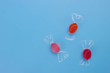 Cadılar Bayramı şeker Mısır mavi zemin üzerine