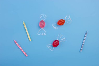 Renkli Doğum günü çerçeve lolipopları çok ve mum