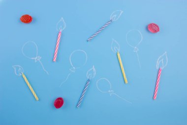 Doğum günü mumları mavi arka plan üzerinde çeşitli