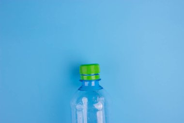 karakter posteri ile plastik şişe. geri dönüşüm kavramı