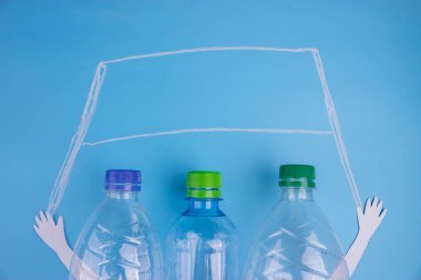 karakter posteri ile plastik şişe. geri dönüşüm kavramı