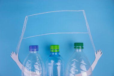 karakter posteri ile plastik şişe. geri dönüşüm kavramı