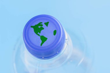 Plastik su şişe kapağına büyük boy yeryüzünde ile