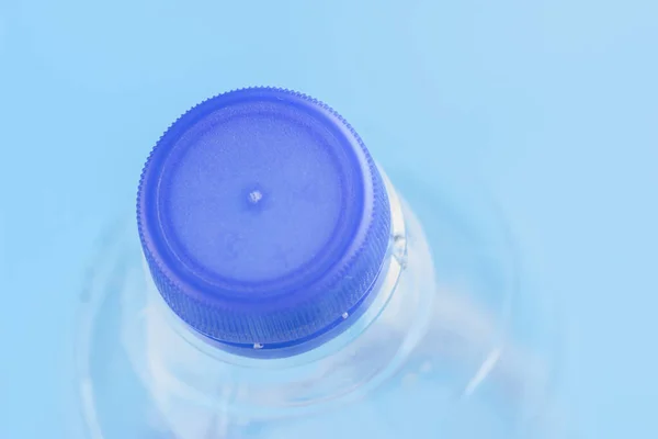 Garrafas Plástico Água Close Fundo Azul — Fotografia de Stock