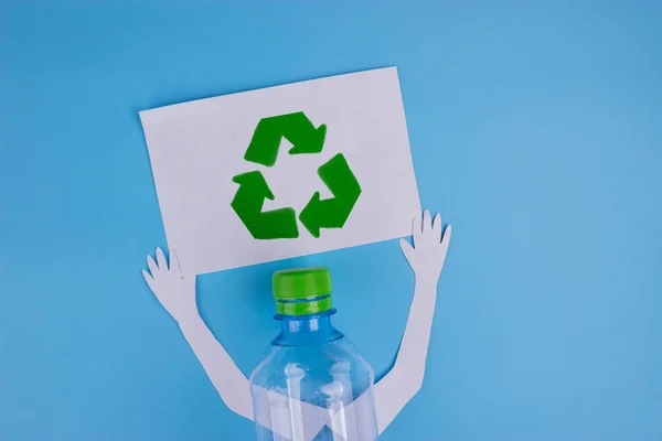 Carácter Botella Plástico Con Cartel Reciclar Concepto — Foto de Stock