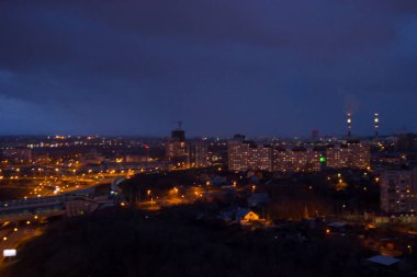 gece bulanık şehir. bina ve ışıklar