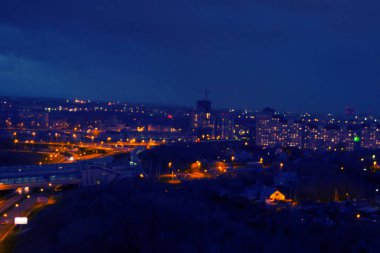 gece bulanık şehir. bina ve ışıklar