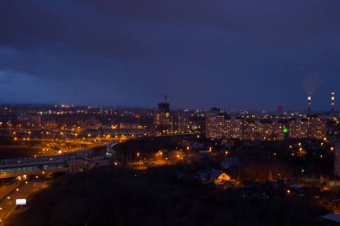 gece bulanık şehir. bina ve ışıklar