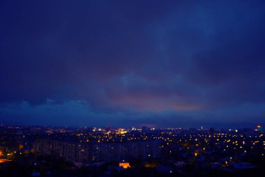 gece bulanık şehir. bina ve ışıklar