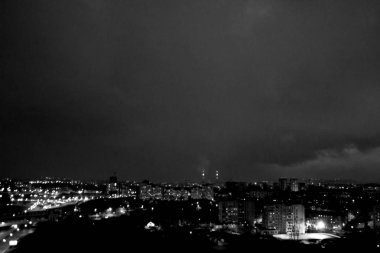 gece bulanık şehir. bina ve ışıklar