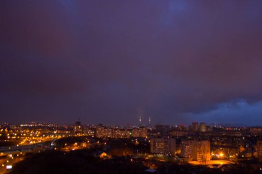 gece bulanık şehir. bina ve ışıklar