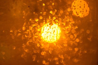 Soyut ışıklar, flash, gece şehir. yağmur damlaları