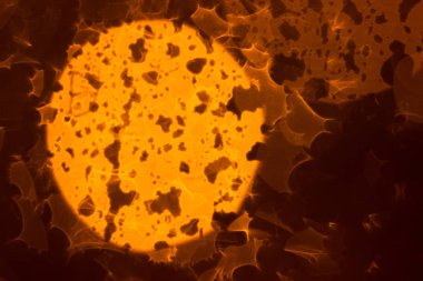 Soyut ışıklar, flash, gece şehir. yağmur damlaları