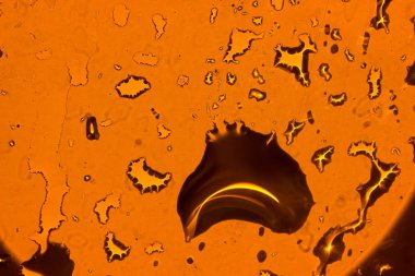 Sarı arka plan üzerinde su damlacıkları. arkadan aydınlatmalı