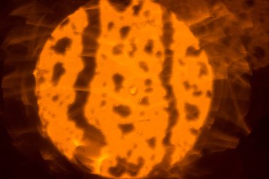 Soyut ışıklar, flash, gece şehir. yağmur damlaları