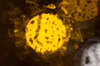 Soyut ışıklar, flash, gece şehir. yağmur damlaları