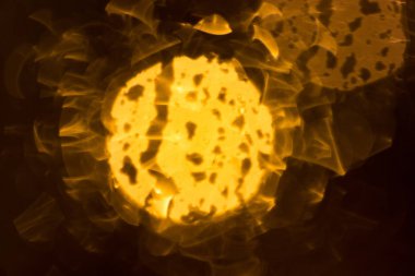 Soyut ışıklar, flash, gece şehir. yağmur damlaları