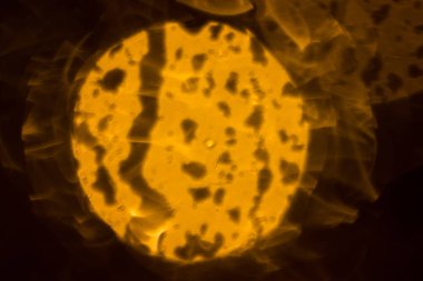 Soyut ışıklar, flash, gece şehir. yağmur damlaları