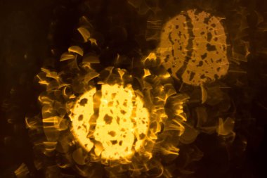 Damla yağmur pencerede, gece. bulanık ışık