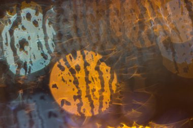 Damla yağmur pencerede, gece. bulanık ışık