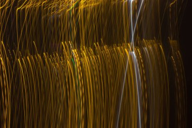 Soyut ışıklar, flash, gece şehir. yağmur damlaları