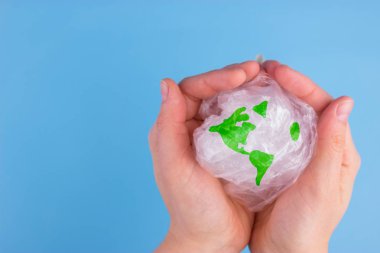 Geri dönüştürülmüş plastik geri dönüşüm logosu ile. geri dönüşüm kavramı