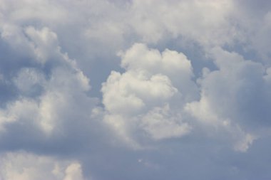 Bulutlu mavi gökyüzü. Açılış günü ve sabahları iyi hava.