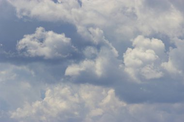 Bulutlu mavi gökyüzü. Açılış günü ve sabahları iyi hava.