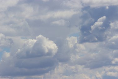 Bulutlu mavi gökyüzü. Açılış günü ve sabahları iyi hava.