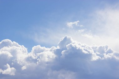 Bulutlu mavi gökyüzü. Açılış günü ve sabahları iyi hava.