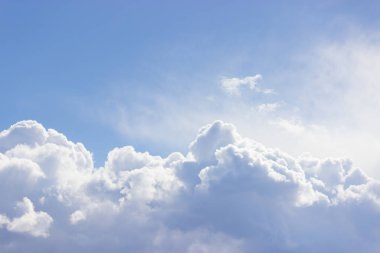 Bulutlu mavi gökyüzü. Açılış günü ve sabahları iyi hava.