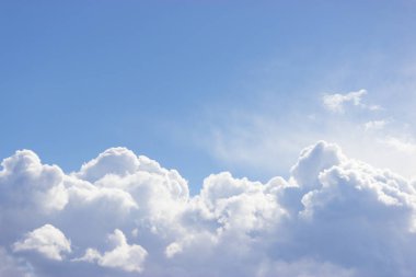 Bulutlu mavi gökyüzü. Açılış günü ve sabahları iyi hava.