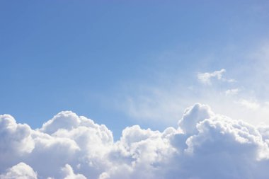 Bulutlu mavi gökyüzü. Açılış günü ve sabahları iyi hava.