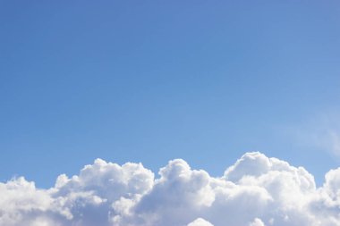 Mavi gökyüzü ve kopyalama alanı olan bulutlar