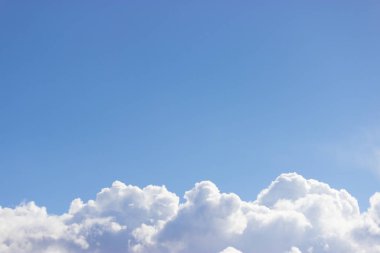 Mavi gökyüzü ve kopyalama alanı olan bulutlar