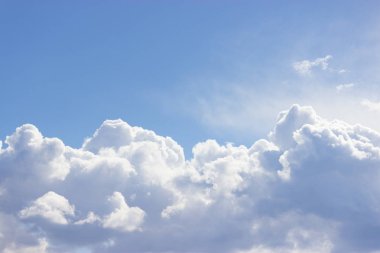 Bulutlu mavi gökyüzü. Açılış günü ve sabahları iyi hava.