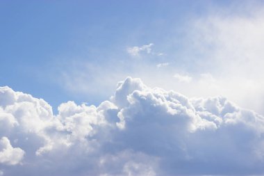 Bulutlu mavi gökyüzü. Açılış günü ve sabahları iyi hava.