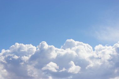 Mavi gökyüzü ve kopyalama alanı olan bulutlar