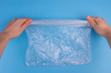 Mavi arka plan üzerinde plastik torba. kirliliği kavramı