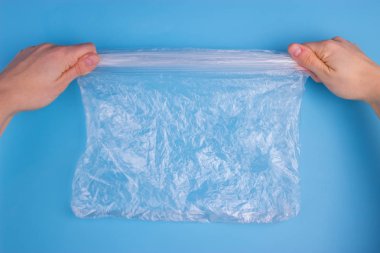 Mavi arka plan üzerinde plastik torba. kirliliği kavramı