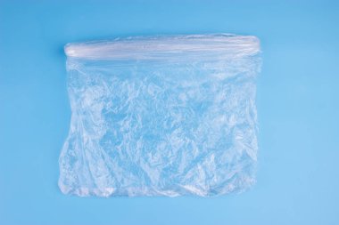 Mavi arka plan üzerinde plastik torba. kirliliği kavramı