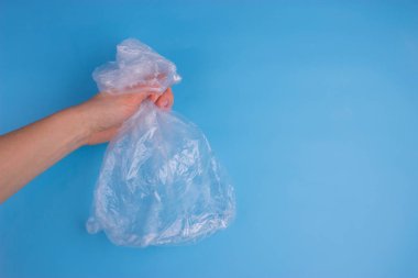 Mavi arka plan üzerinde plastik torba. kirliliği kavramı