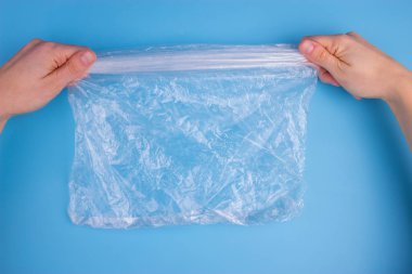 Mavi arka plan üzerinde plastik torba. kirliliği kavramı