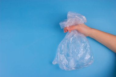 Mavi arka plan üzerinde plastik torba. kirliliği kavramı