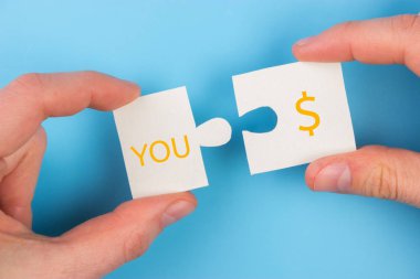 Finans ve kazanç kavramı. iki bulmaca. yakın çekim