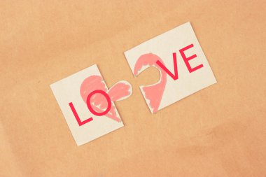 bir bulmaca iki adet closeup. aşk kavramı