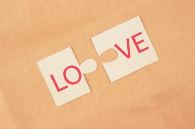 bir bulmaca iki adet closeup. aşk kavramı