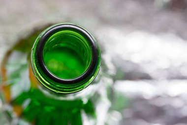 Cam şişe bira. yakın çekim. yukarıdan görüntülemek